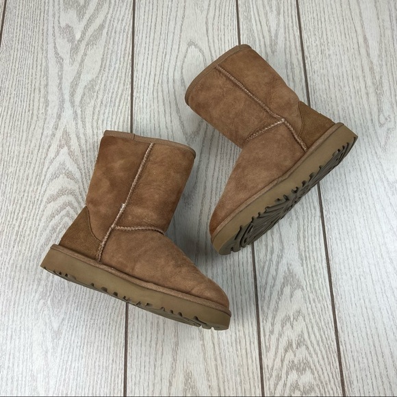 UGG Classic II Genuine Shearling Lined Short Boot US5 Chestnut Suede $170 - Picture 7 of 11